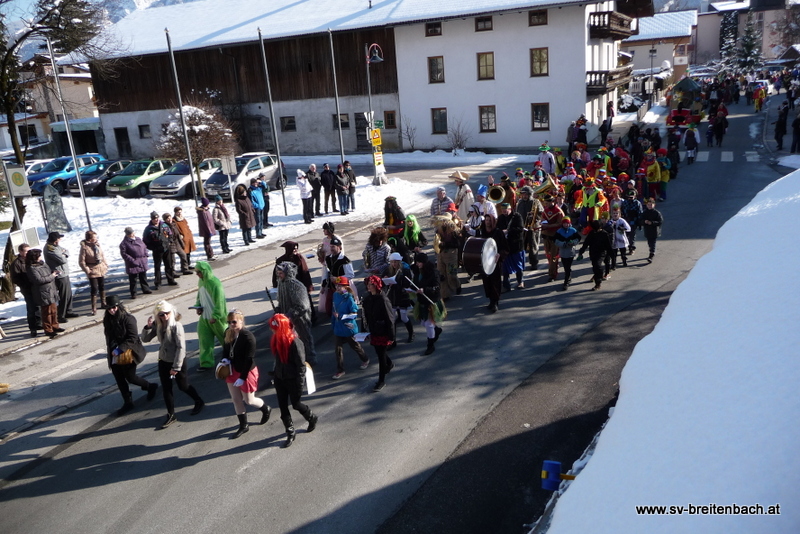 Der Faschingszug angeführt von der "narrischen Musig"