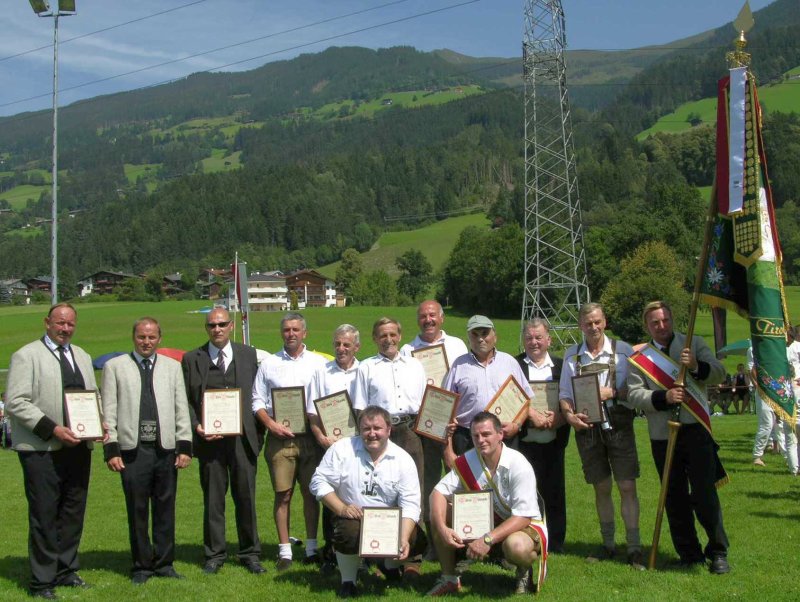 stehend v.l.n.r.: Schiedsrichterobmann TRV Bgm. Alois Eberharter – Zillertal, Landtagsabgeordneter Josef Geisler, TRV-Obmann Peter Steiner – Osttirol, Simon Schroll – Brixen im Thale, Sepp Koller – Breitenbach, Ernst Moser – Alpbach, Toni Koller – Zillertal, Michael Waldner – Osttirol, Josef Lintner – Alpbach, Helmut Eder – Achenkirch, Fahnenträger des TRV – Toni Wurm/Zillertal Knieend v.l.n.r.: Peter Hohlrieder – Breitenbach und Franz Holzer - Osttirol